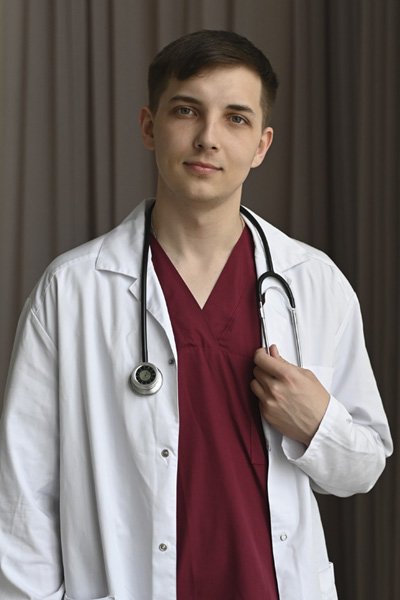 Доктор смотрит в камеру Доктор стоит в коридоре