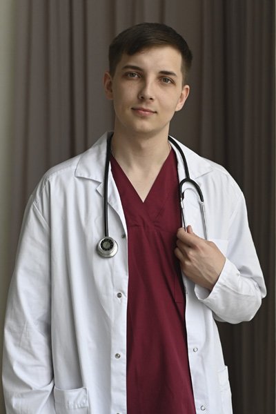 Доктор смотрит в камеру Доктор стоит в коридоре