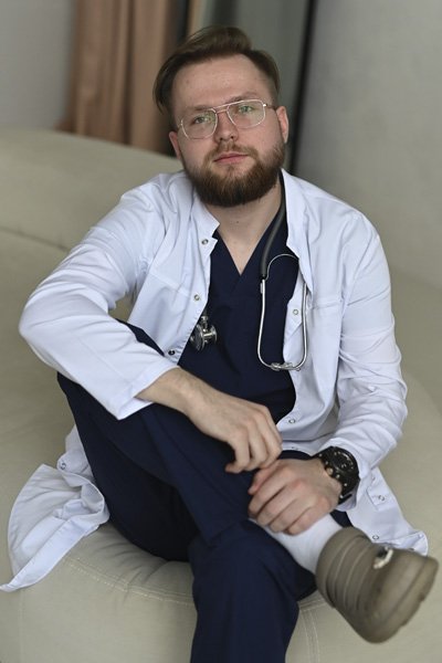 Доктор смотрит в камеру Доктор сидит в коридоре