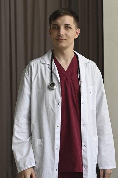 Доктор смотрит в камеру Доктор стоит в коридоре