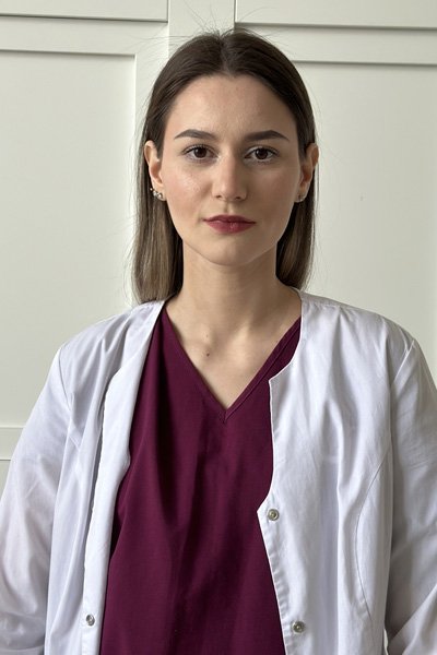 Доктор смотрит в камеру Доктор стоит в коридоре