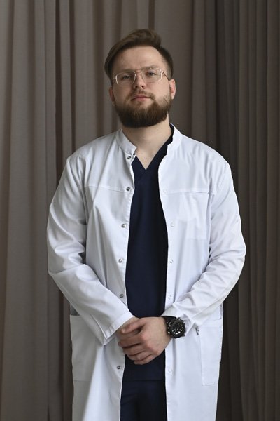 Доктор смотрит в камеру Доктор стоит в коридоре