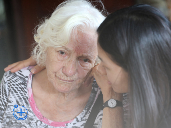 Семейная поддержка Девушка поддерживает больного