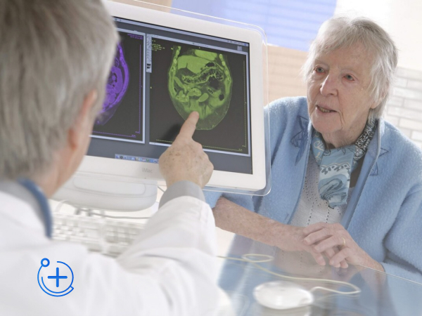 Консультация с врачом Врач показывает рентген